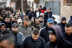 من جنازة ثلاثة فلسطينيين قتلوا خلال عملية إسرائيلية في مستشفى في جنين في الضفة الغربية