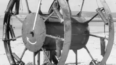 Una muestra del Panjandrum, conformado por una enorme rueda de Catalina con cohetes encima