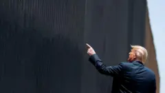 Дональд Трамп Мексика менен чек арадагы дубалда, июнь 2020-жыл