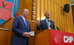 Muharrem İnce CHP grubunda kürsüde Özel'in hemen yanında, elinde bir not var ve takdim edilmesinin bitmesini bekliyor.