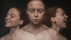Notre réaction sera également conditionnée par le visage de la personne qui tombe.