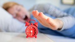 Los curiosos métodos que usaba la gente para despertarse antes de que existieran las alarmas (y el celular)