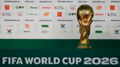 O troféu da Copa do Mundo durante entrevista coletiva do presidente da Fifa, Gianni Infantino, na véspera da partida de abertura da Copa do Mundo de 2026, na Cidade do México
