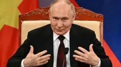 ヴェトナム・ロシア友好協会のイベントに出席したプーチン大統領（20日、ハノイ）