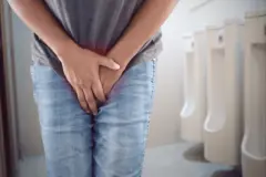 ஒரு ஆண் தினசரி இரவில் 2 அல்லது அதற்கு மேற்பட்ட முறை சிறுநீர் கழிப்பது எதன் அறிகுறி? பிரச்னையும் தீர்வும்