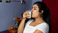 ਦੁੱਧ ਦੇ ਭਰੇ ਕੱਚ ਦੇ ਗਲਾਸ ਨੂੰ ਚੁੰਮਦੀ ਬੀਬੀਸੀ
