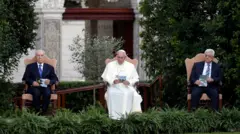 Papa Francisco ao lado de Shimon Peres e Mahmoud Abbas