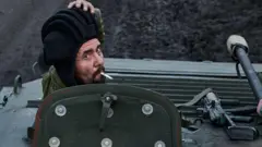 Un soldado con un cigarrillo dentro de un tanque