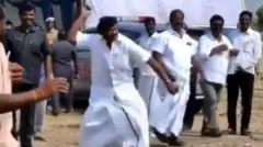 தொண்டர் மீது கல்லெறிந்த அமைச்சர்