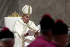 Imagem do papa Francisco sentado, com livro na mão