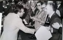Alejandro Ojeda Carbajal recibe el premio de periodismo del expresidente mexicano Miguel de la Madrid