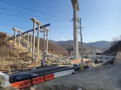 25일 오전 9시 50분쯤 경기도 안성시 서운면 산평리의 서울세종고속도로 공사 현장에서 붕괴 사고가 발생해서 소방당국이 대응 2단계를 발령했다. 사진은 이날 사고현장 모습.