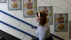 Metro merdivenlerinde bir kadın