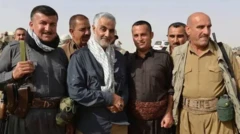 تصویر قاسم سلیمانی در کنار شبه‌نظامیان عراقی در مناطق جنگی
