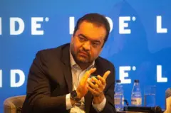 Claudio Castro batendo palma