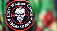 Ikirango cya Wagner, kiriho igihanga gishinyitse n'amagambo "PMC Wagner Group"
