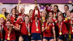 Abakinnyi ba Espagne n'umutoza bishimira kwegukana igikombe cy'isi 