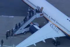 Agentes federales abordan un avión del gobierno de EE.UU.