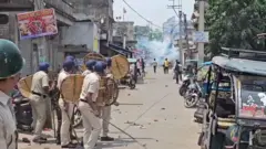 বুধবার পুলিশের সঙ্গে বিক্ষোভকারীদের সংঘর্ষ হয়েছে মুর্শিদাবাদে