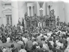 Fidel Castro discursa diante de uma multidão após o triunfo da Revolução Cubana de 1959