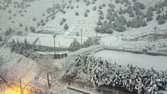 Uma área de Teerã coberta de neve