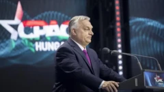 ویکتور اوربان پشت میکروفون در حال سخنرانی است