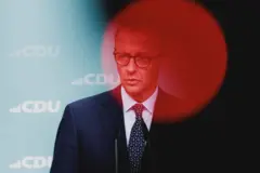 Almanya'nın müstakbel Başbakanı Friedrich Merz kürsüde konuşma yapıyor