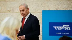 Binyamin Netanyahu üzerinde bir takım elbiseyle yürürken