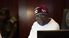 Aarẹ Bola Tinubu wọ aṣọ funfun pẹlu fila