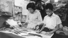 Jimmy e sua mãe no estúdio de revelação de fotos