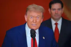 Donald Trump habla delante de su secretario de Estado, Marco Rubio, en la Casa Blanca