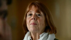 صورة جيزيل بيليكوت، الناجية من الاغتصاب، تبدو متحدية.