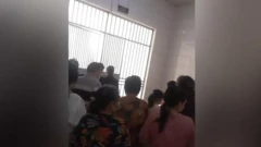 Kepanikan warga di depan pintu gerbang bangunan apartemen sesaat setelah gempa bumi terjadi di Kota Chengdu.