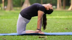 యోగా చేస్తున్న మహిళ