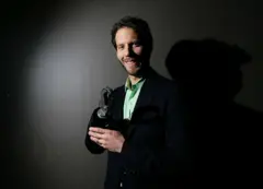 Aron Ralston mostrando a prótese da mão e parte do braço direito. Foto tirada na première do filme '127 Horas' em Sydney, na Austrália, em 7 de fevereiro de 2011