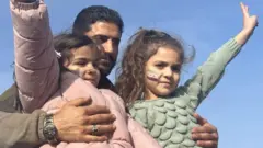 يواصل السوريون حياتهم اليومية في المسجد الأموي وسوق الحميدية، بعد انهيار حكم حزب البعث الذي دام 61 عامًا في دمشق
