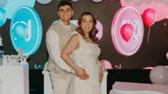 Lucas abraça Suyanne por trás durante chá de revelação