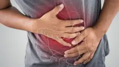 Mwanaume akiugulia maumivu ya tumbo