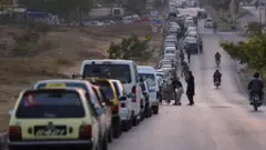 له پرلپسې ګرانۍ سره ځای ځای د ګاډو اوږده قطارونه پمپونو ته په قطار ولاړ دي.