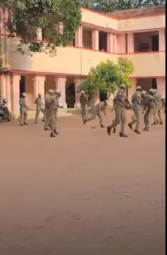 காவல்துறை பயிற்சியில் நுழைந்த பாம்பு 