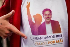 Seguidor con una camiseta en apoyo a Gustavo Petro e Iván Cepeda.