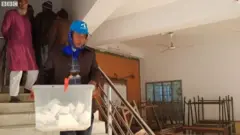 ওই নির্বাচনে চট্টগ্রামের একটি কেন্দ্রে ভোট শুরুর আগেই ব্যালট বাক্স ভর্তি অবস্থায় দেখতে পায় বিবিসি বাংলার সংবাদদাতা