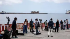 Журналисты ожидают прибытия лайнера на Тенерифе