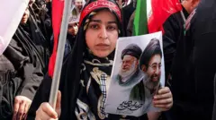 इराणचे नवे सर्वोच्च नेते मोज्तबा खामेनी यांच्या समर्थनार्थ तेहरानमध्ये आयोजित रॅलीत एक महिला सहभागी झाली.