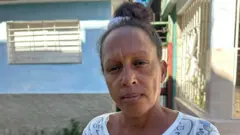 Lisandra Botey, em frente à sua casa em dia de sol