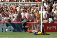 Escobar marcando o gol contra que abriu o placar para os Estados Unidos, durante a Copa do Mundo de 1994