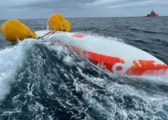 Bouets flottant sur la coque d'un bateau chaviré