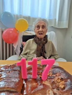Maria comemorando seu 117º aniversário.