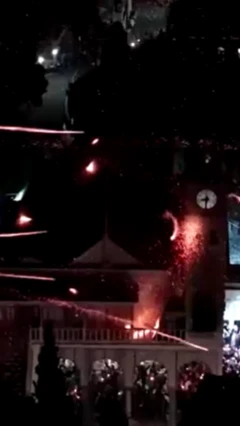 இரண்டு தேவாலயங்களுக்கு இடையே நடந்த 'ராக்கெட் போர்'