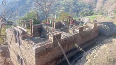 सरकारको मापदण्ड विपरीत बन्दै गरेका कच्ची घर